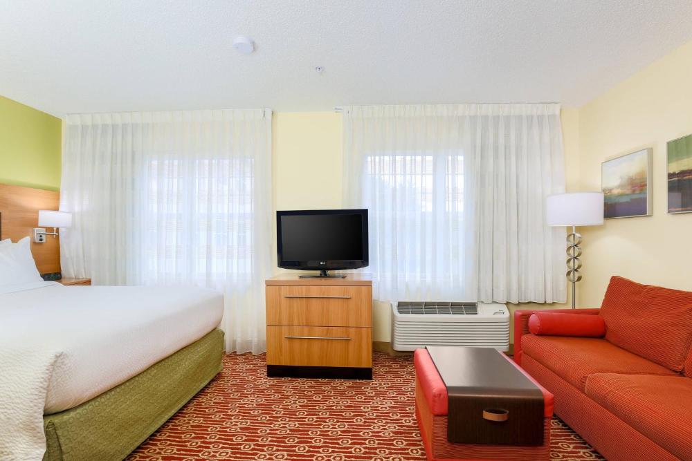 1 Queen Bed interior
